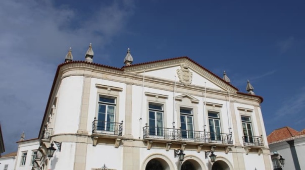 PSD Faro diz que partiu da Assembleia Municipal iniciativa de entrega da Constitui&ccedil;&atilde;o nas escolas