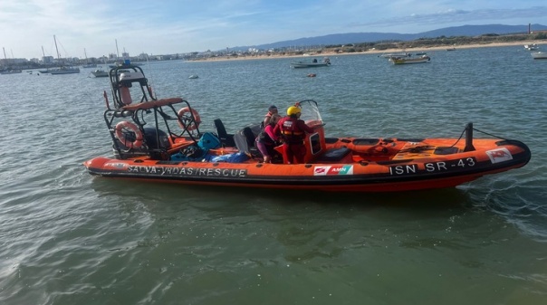 Mulher resgatada na praia da Afurada, em Lagoa