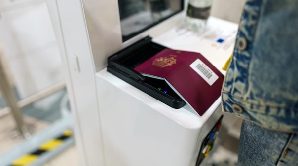 Dois homens detidos no aeroporto de Faro com passaportes falsos 