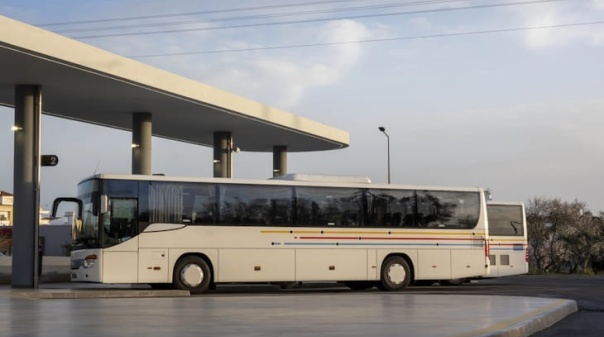 Subida do pre&ccedil;o do combust&iacute;vel aumenta procura por transporte p&uacute;blico no Algarve