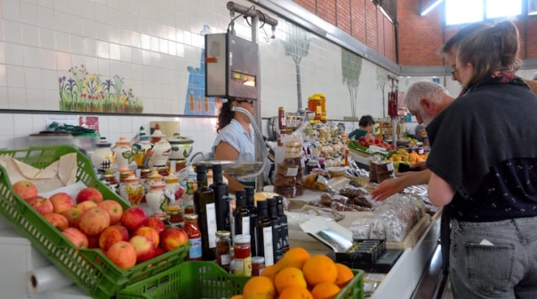 Mercados de Olh&atilde;o, Fuseta e Moncarapacho celebram Abril com cravos e m&uacute;sica