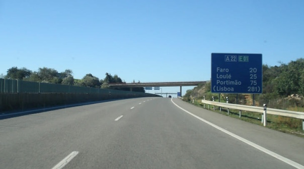 Utentes denunciam degrada&ccedil;&atilde;o da A22 e alertam para riscos de seguran&ccedil;a