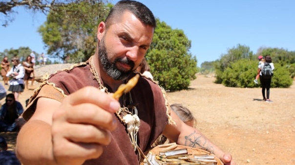 Recria&ccedil;&atilde;o pr&eacute;-hist&oacute;rica de Alcalar celebra 20 anos com visitas orientadas por arque&oacute;logos 