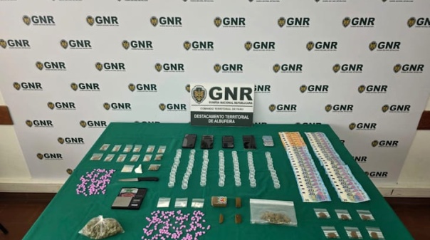 GNR det&eacute;m tr&ecirc;s homens por tr&aacute;fico de droga em Albufeira