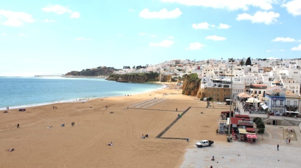 Praias do Inatel e dos Pescadores em Albufeira interditadas devido a descarga de &aacute;guas residuais