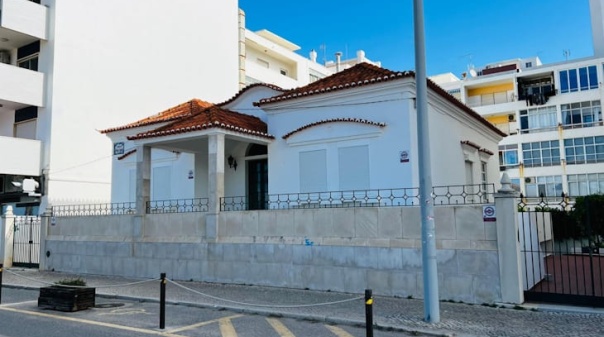 Im&oacute;vel da avenida marginal de Quarteira classificado como monumento de interesse municipal