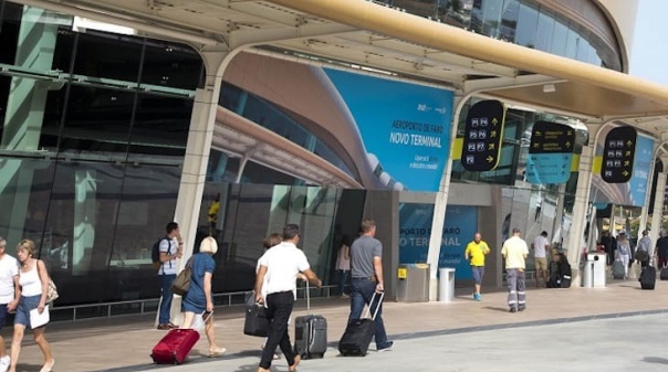 Controlo de fronteiras nos aeroportos de Lisboa e Faro com atrasos hoje de manh&atilde;