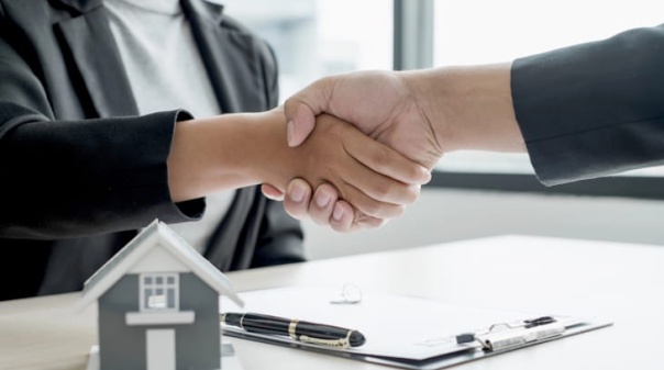 Acusadas de mais de 100 crimes agente imobili&aacute;ria e solicitadoras detidas no Algarve