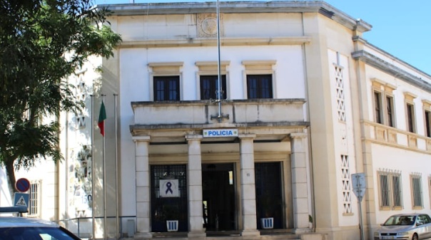 Dois detidos por alegadas agress&otilde;es e amea&ccedil;as ao pai e madrasta em Faro
