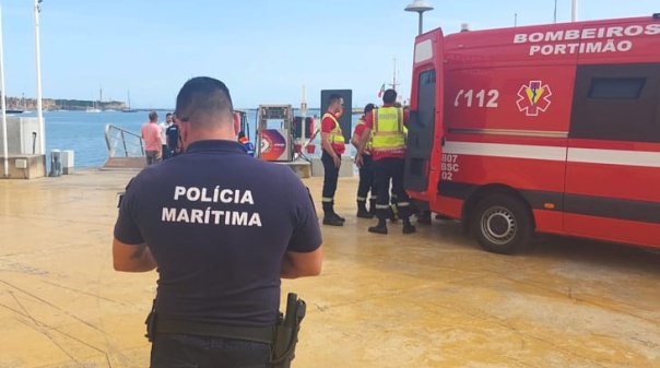 Doze pessoas resgatadas das grutas de Benagil ap&oacute;s barco virar