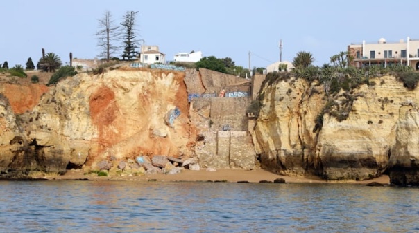 C&acirc;mara de Lagos e Ag&ecirc;ncia do Ambiente v&atilde;o estabilizar arriba da Praia do Pinh&atilde;o