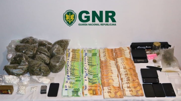 GNR det&eacute;m traficante de droga em Lagos