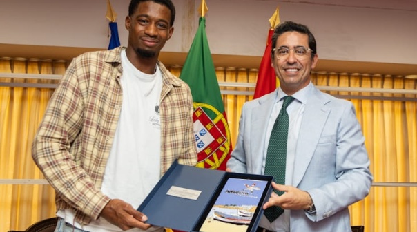 Campe&atilde;o do mundo de Albufeira homenageado pelo munic&iacute;pio