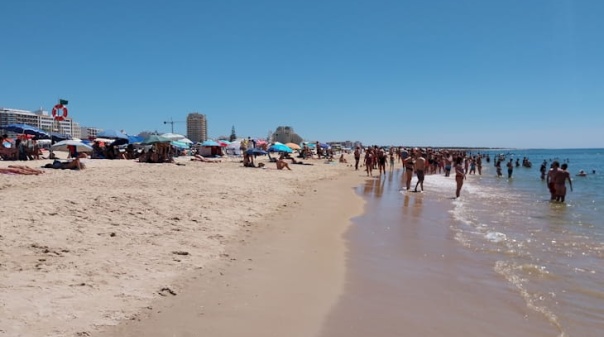 Concession&aacute;rios do Algarve alertam que chap&eacute;us-de-sol em frente aos apoios de praia constituem "perigo" 