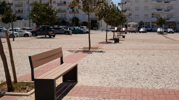 Uni&atilde;o de Freguesias substituiu bancos do largo do Audit&oacute;rio Carlos do Carmo em Lagoa