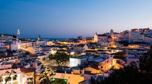 Provid&ecirc;ncia cautelar suspende novos hor&aacute;rios da noite em Albufeira