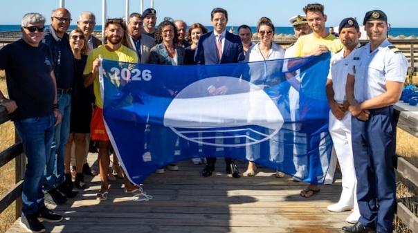 Praia em Albufeira recebeu cerim&oacute;nia da primeira Bandeira Azul do Algarve de 2026