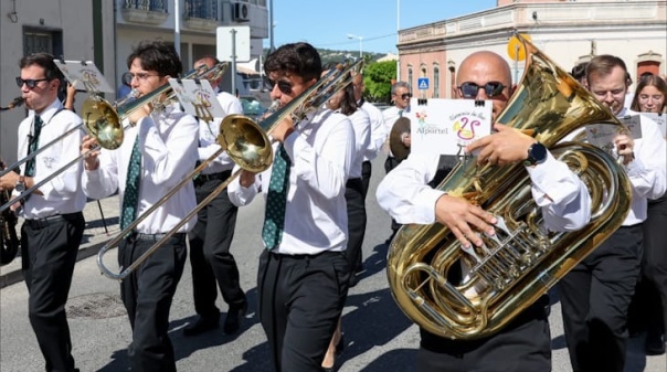 Banda Filarm&oacute;nica de S&atilde;o Br&aacute;s de Alportel assinala 23 anos com desfile pelas ruas da vila
