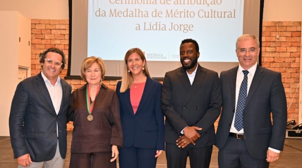 Governo entregou Medalha de M&eacute;rito Cultural a L&iacute;dia Jorge em Loul&eacute;