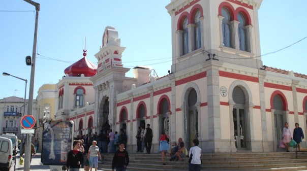 Mercado de Loul&eacute; &eacute; ponto de encontro para &laquo;vibrar&raquo; com a Sele&ccedil;&atilde;o Nacional