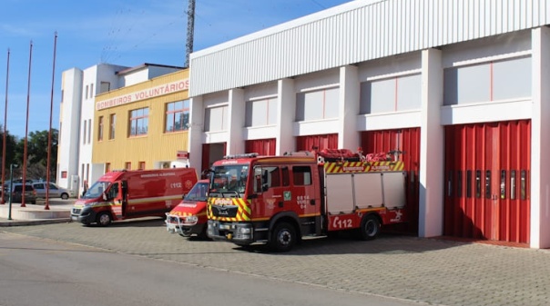 C&acirc;mara de Albufeira refor&ccedil;a bombeiros com quatro viaturas no valor de 912 mil euros