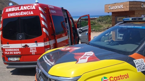 Surfista foi resgatada na praia da Cordoama em Vila do Bispo