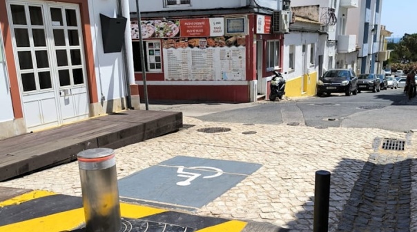 Art&eacute;rias do centro de Alvor equipadas com pilaretes autom&aacute;ticos para seguran&ccedil;a de residentes e visitantes