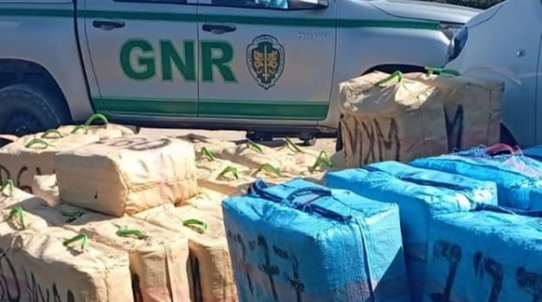 GNR interceta opera&ccedil;&atilde;o de transbordo de droga em Aljezur e det&eacute;m tr&ecirc;s suspeitos