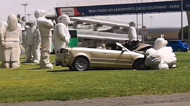 Despiste na rotunda do aeroporto de Faro provoca ferido grave e danifica escultura