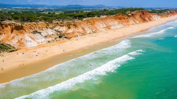 Albufeira e Vila Nova de Gaia lideram ranking nacional com mais praias "Qualidade de Ouro" 
