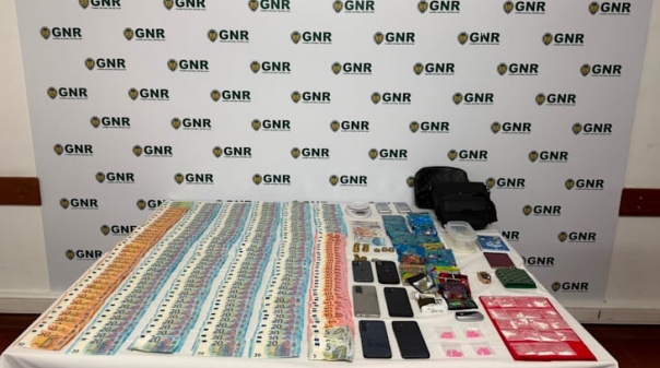 Dois homens detidos ap&oacute;s apreens&atilde;o de droga, arma e dinheiro em Albufeira