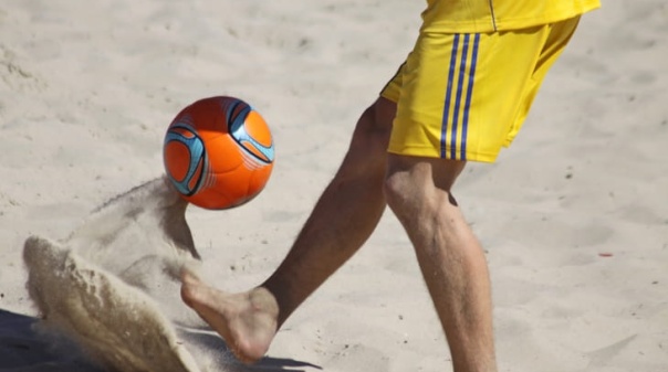 Olh&atilde;o recebe jornada inaugural da Liga Algarve de Futebol de Praia 2025/2026