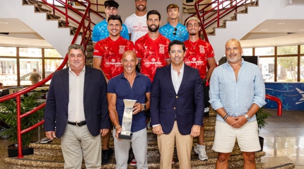 Equipa S&eacute;nior de Futebol do Imortal Desportivo Clube recebida na C&acirc;mara de Albufeira