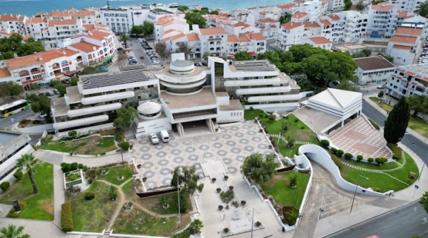 Albufeira permite obras em julho e setembro e mant&eacute;m suspens&atilde;o em agosto
