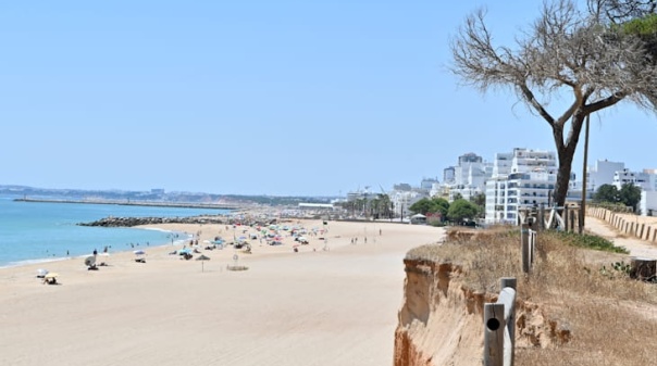 Empreitada de refor&ccedil;o de areia nas praias de Forte Novo e Trafal arranca na segunda-feira
