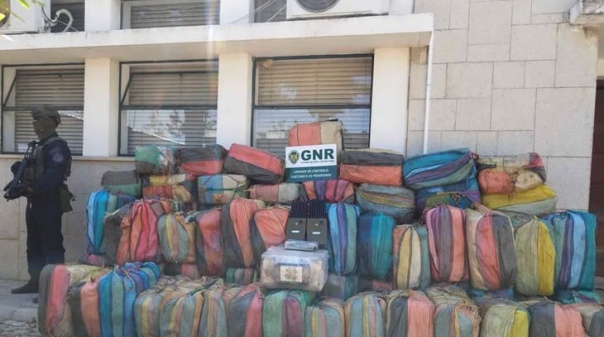 GNR apreende tr&ecirc;s toneladas de coca&iacute;na em Olh&atilde;o 