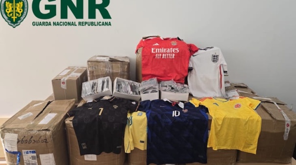 Apreendidas cerca de 1.000 camisolas desportivas contrafeitas nos concelhos de Faro e Portim&atilde;o