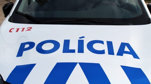 Pris&atilde;o preventiva para suspeito de roubo com viol&ecirc;ncia que feriu homem em Faro