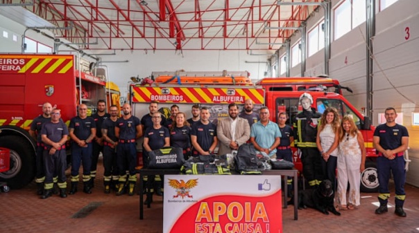 Junta de Freguesia de Albufeira e Olhos de &Aacute;gua entrega 18 equipamentos de prote&ccedil;&atilde;o aos bombeiros