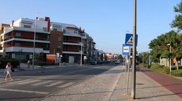 Trabalhos de limpeza e desobstru&ccedil;&atilde;o condicionam tr&acirc;nsito em diversas ruas de Silves 