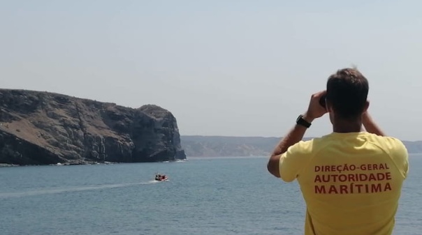 Interrompidas buscas por jovem que desapareceu no mar em praia de Aljezur