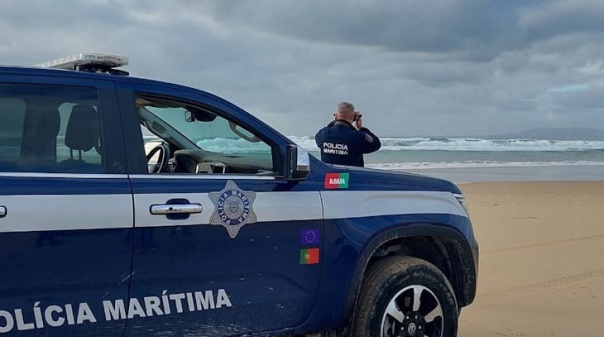 Nevoeiro dificulta buscas no mar por jovem que desapareceu em Aljezur