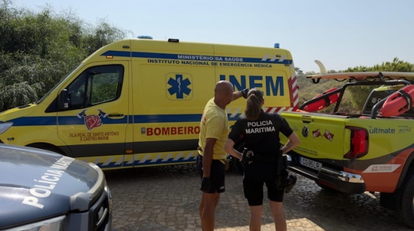 Homem assistido ap&oacute;s entrar em dificuldades na barra de Cacela Velha