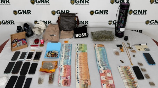 GNR det&eacute;m tr&ecirc;s jovens por tr&aacute;fico de droga em opera&ccedil;&atilde;o entre Quarteira, Vilamoura e Ferreiras 