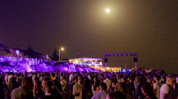 Full Moon na Praia da Gal&eacute; reuniu cerca de 8 mil participantes e promete regressar em agosto