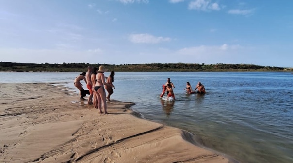 Duas crian&ccedil;as foram resgatadas devido &agrave; forte corrente na barra de Cacela Velha