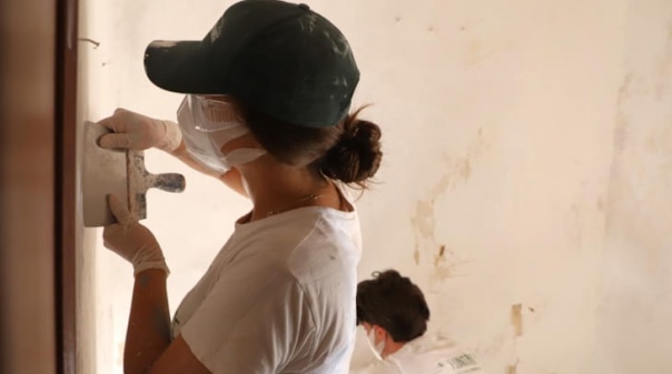 Jovens volunt&aacute;rios reabilitam casas de fam&iacute;lias vulner&aacute;veis em Castro Marim 