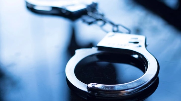 Detido em Olh&atilde;o homem que tentou matar outros dois por disputa em tr&aacute;fico de droga
