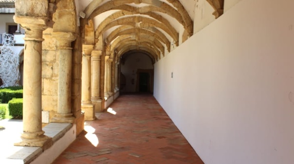 Em agosto h&aacute; visitas guiadas a exposi&ccedil;&otilde;es de refer&ecirc;ncia no Museu Municipal de Faro 