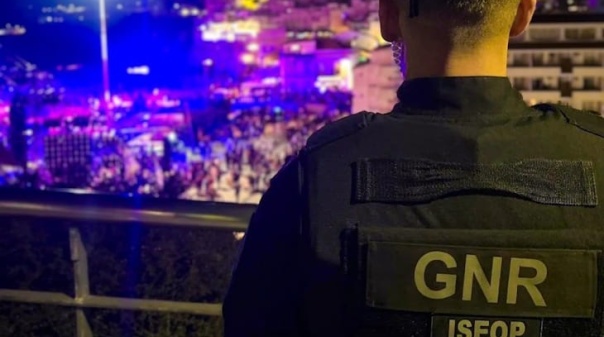 GNR det&eacute;m tr&ecirc;s homens por roubo de telem&oacute;vel por estic&atilde;o em Albufeira